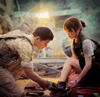 a man and woman in military uniform, with a backpack. Descendants of the Sun (Descendentes do Sol)