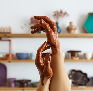 Des mains de potier pour créer une sculpture en art-thérapie