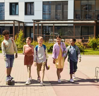 Un groupe d'enfants se dirigeant vers un atelier d'art-thérapie