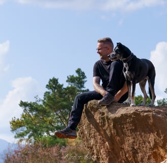 Marc Pickart mit seinem Hund Morena beim Fotoshooting in der Voreifel