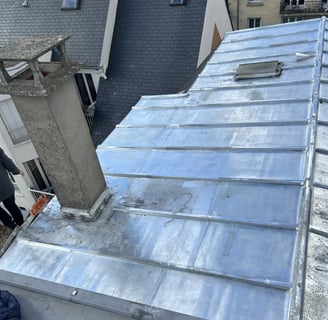 Travaux de zinguerie à Puteaux (92) : couverture en zinc autour d’une cheminée avec joints debout – MF Couverture