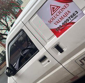 Vehículo de transporte de Valmajia. En operación logística para entrega de insumos corporativos