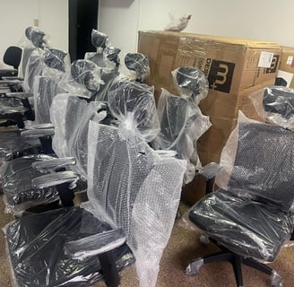 Entrega de silla ergonómica por Valmajia como parte de dotación empresarial para espacios de trabajo