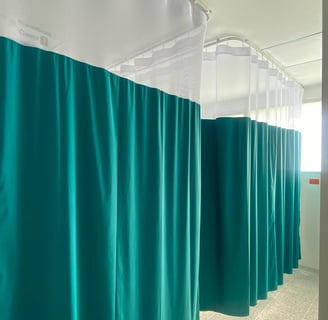 Instalación y entrega de cortinas hospitalarias por Valmajia. en centro de salud aliado.