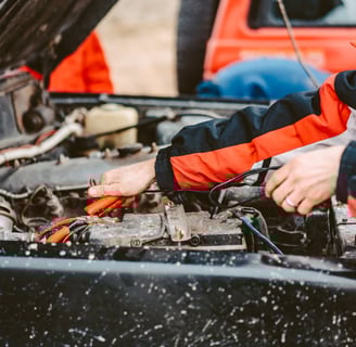 saugiai-įkrauti-išsikrovusį-automobilio-akumuliatorių