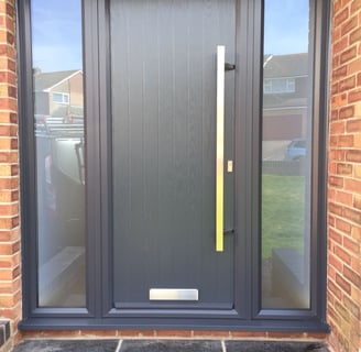 modern grey composite door with no glass.  Ral 7016 coloured frame.  2 side panels 