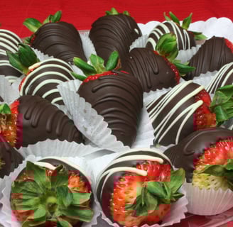 a tray of chocolate covered strawberries with chocolate covered strawberries