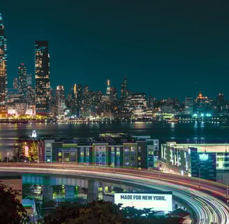 un horizon de ville avec un pont et un horizon de ville
