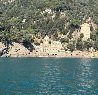 Vista della baia di San Fruttuoso con mare e edificio storico