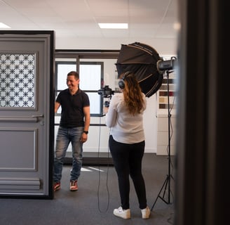 Tournage sur site de film corporate à vitré, avec vidéaste professionnelle