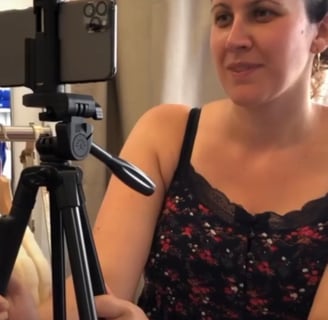 Portrait vidéaste léa olivier en tournage smartphone