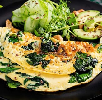 Café da manhã energético com banana, abacate, aveia, ovos e espinafre