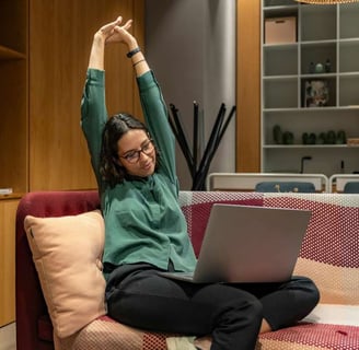 Pessoa fazendo pausa para alongamento no ambiente de trabalho