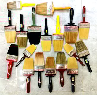 a bunch of paintbrushs with paintbrushes and brushes