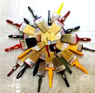 a circle of paintbrushs with paintbrushes and brushes