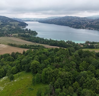 Survol des coteaux du lac de Paladru