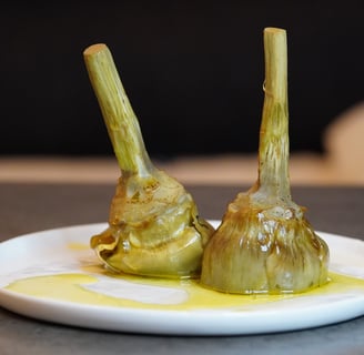 artichauts à la romaine sur une assiette blanche