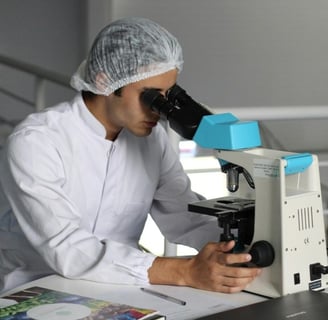 Pesquisador usando microscópio em laboratório de curso gratuito