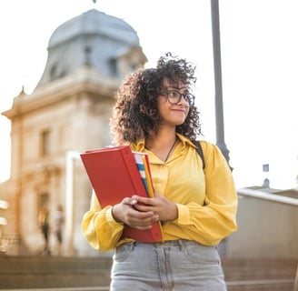 Mulher feliz indo estudar em um dos cursos gratuitos online da usp