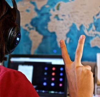 Jovem estudando em um curso online 100% EAD do SENAIES
