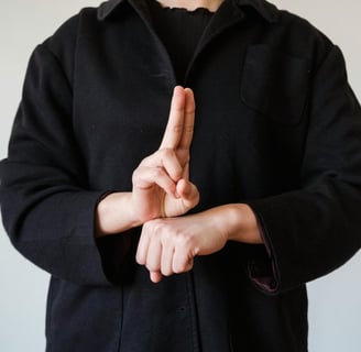 Homem fazendo língua de sinais aprendidas na pós graduação gratuita em Libras