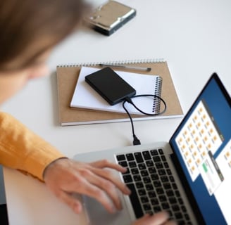 Mulher pesquisando sobre os cursos gratuitos online da Unicamp