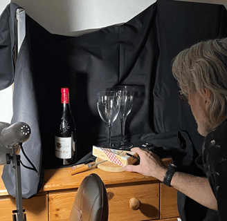 Chris Gill setting up a still life oil painting called a pleasant lunch