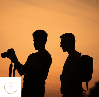 2 silhouettes d'amis, un homme tient un appareil photo