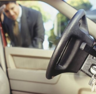 Chei rămase în contact, mașină blocată, șofer afară