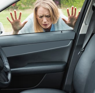 Serviciu de deblocare uși auto în Chișinău și Moldova, pentru situații în care cheia rămâne în mașin