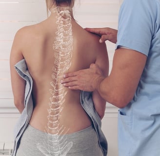 Um Fisioterapeuta examinando a região da coluna de uma mulher