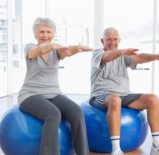 Um casal de idosos fazendo Pilates