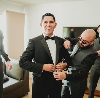 Sesion en getting ready groom Aldo Castaneda Bodas mejor fotografo en Guadalajara Mexico