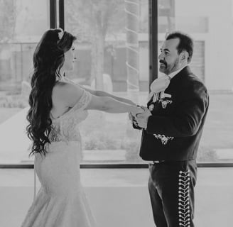 First look con papá - Novia frente a papá en el día de su boda - Mejor fotógrafo de bodas en GDL