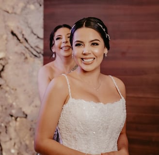 Getting ready bride - Novia arreglada por su mamá en el día de su boda - Fotógrafo de bodas en GDl