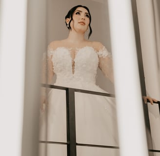 Novia mirando lamparas de su casa, posando - Mejor fotógrafo de bodas en Guadalajara, México