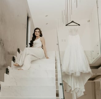 Novia a lado de su vestido de bodas en el día de su boda - Mejor videógrafo de bodas en GDL, México