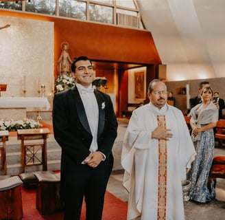 Sesion de fotos en ceremonia religiosa Aldo Castaneda Bodas mejor fotografo en Guadalajara Mexico