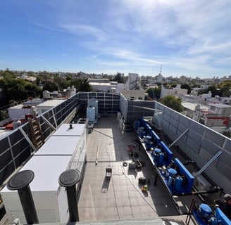 Pantalla acustica aislante en terraza aislando ruidos molestos a vecinos