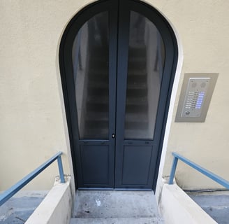 Photo de porte d'entrée + fenêtre sur mesure + coulissant aluminium + verre + fenetre