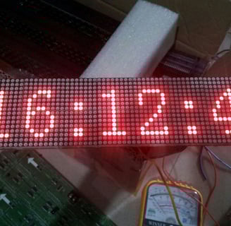 Buat Running teks buat jam digital