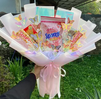 Buket bunga, buket uang 5000, buket snack, buket satin, dan buket wisuda dari toko buket terdekat harga murah terjangkau