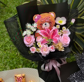 Buket bunga, buket uang 5000, buket snack, buket satin, dan buket wisuda dari toko buket terdekat harga murah terjangkau