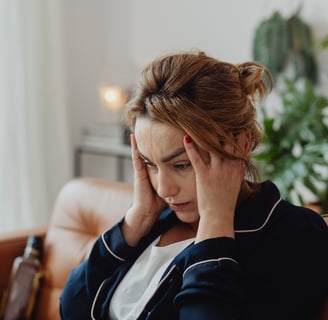 Femme en hypervigilance au bord de la crise de nerfs