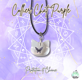 un collier chat avec un papillon sur fond violet