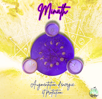 stèle rituelle violette et dorée avec pentacle et bougeoirs