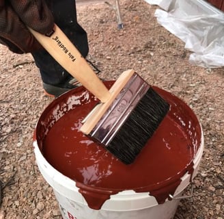Peinture de falun mélange dans un pot et pinceau brosse