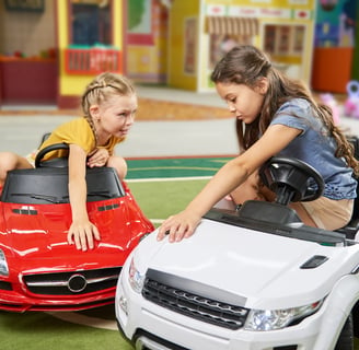 Niños jugando cn sus mini eléctricos de Luka Cars & Toys