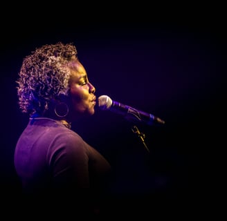 une femme aux cheveux bouclés et un microphone