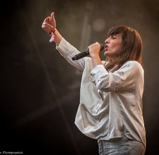 Juliette Armanet chantant au festival des Nuits Secrètes dans les Hauts de France